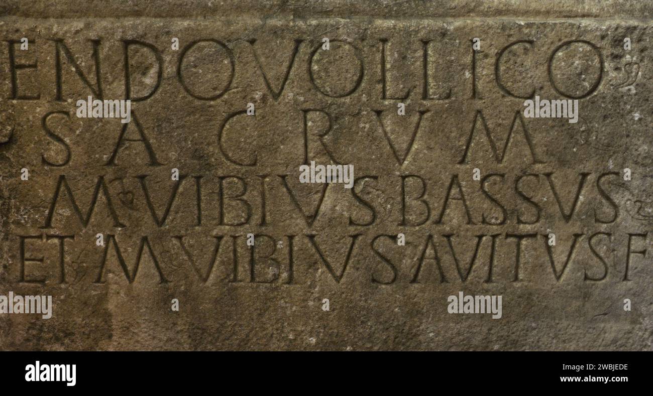 Grand piédestal dédié à Endovellicus, par Marcus Vibius Bassus et Marcus Vibius AVITUS. 1st Century AD. Détail d'une inscription. Sao Miguel da Mota. Terena, Alandroal, Evora. Portugal. Musée national d'archéologie. Lisbonne, Portugal. Banque D'Images