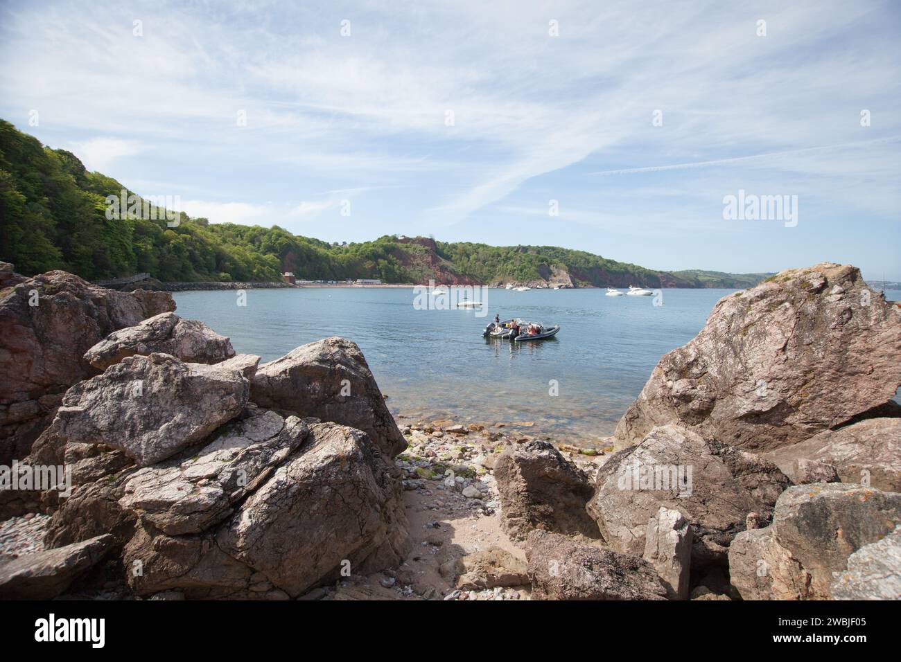 Les gens dans la mer à Babbacombe Beach à Torbay, Devon au Royaume-Uni Banque D'Images