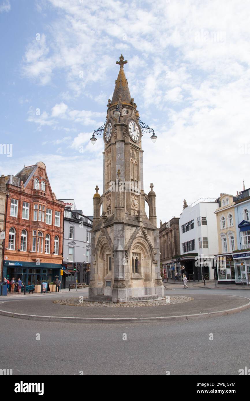 Une ancienne tour de l'horloge construite sur un rond-point à Torquay au Royaume-Uni Banque D'Images