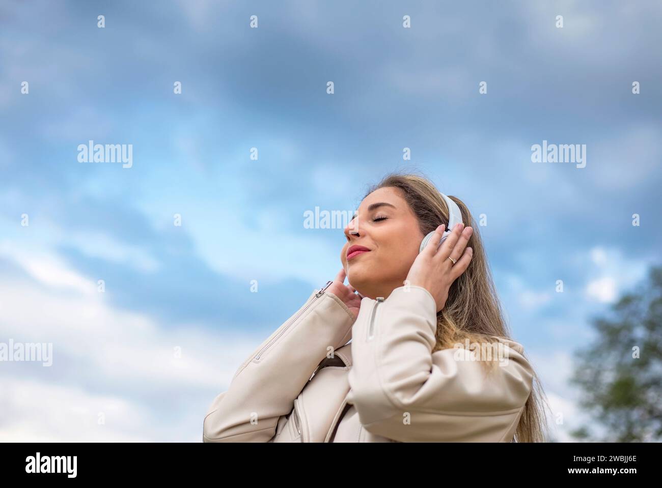 junge Frau hört Musik mit Kopfhörer *** jeune femme écoutant de la musique avec des écouteurs Banque D'Images