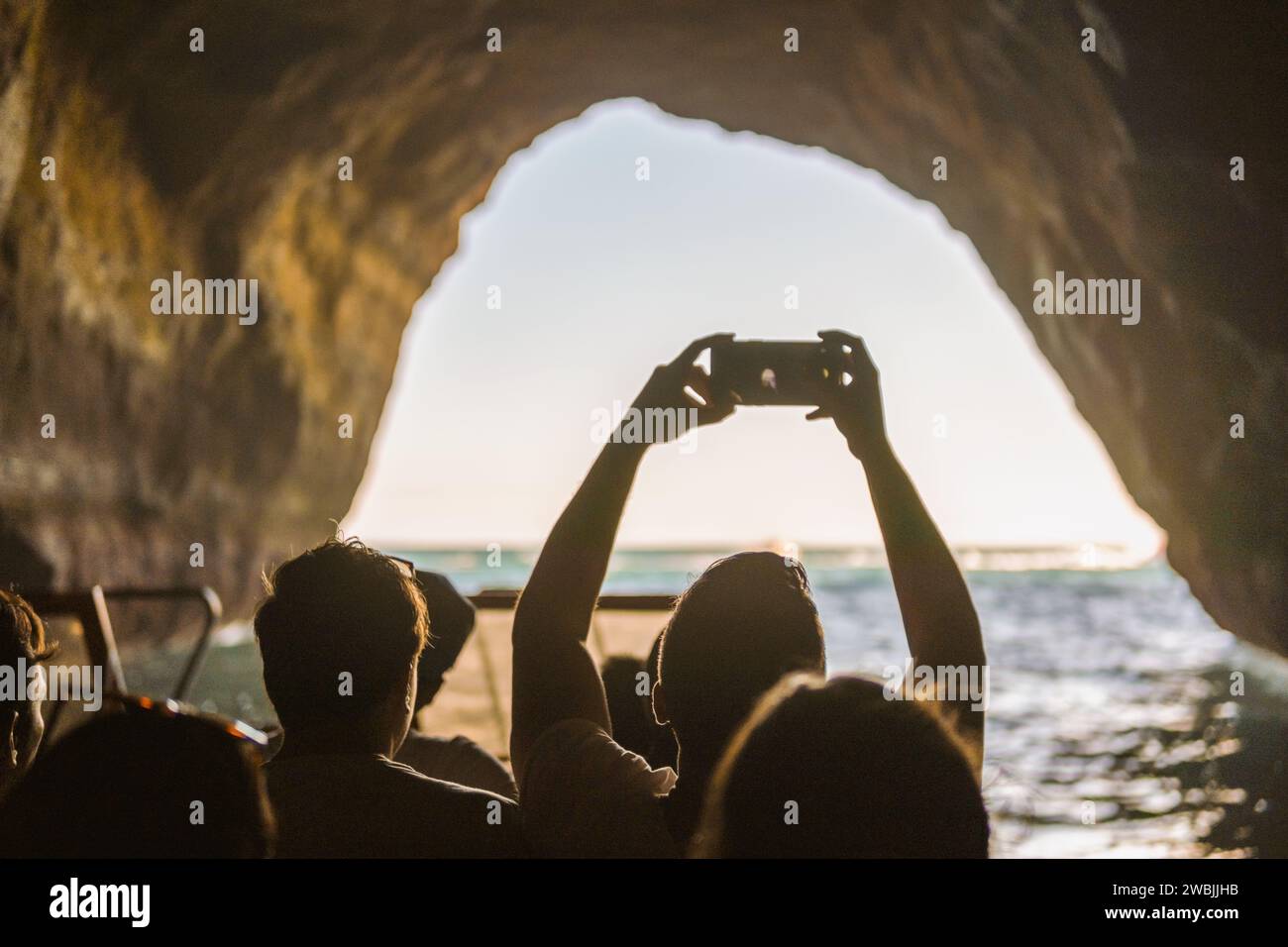 Visites touristiques et prendre des photos avec des smartphones à l'intérieur de la grotte sur la côte de l'Algarve, Albufeira, Portugal Banque D'Images