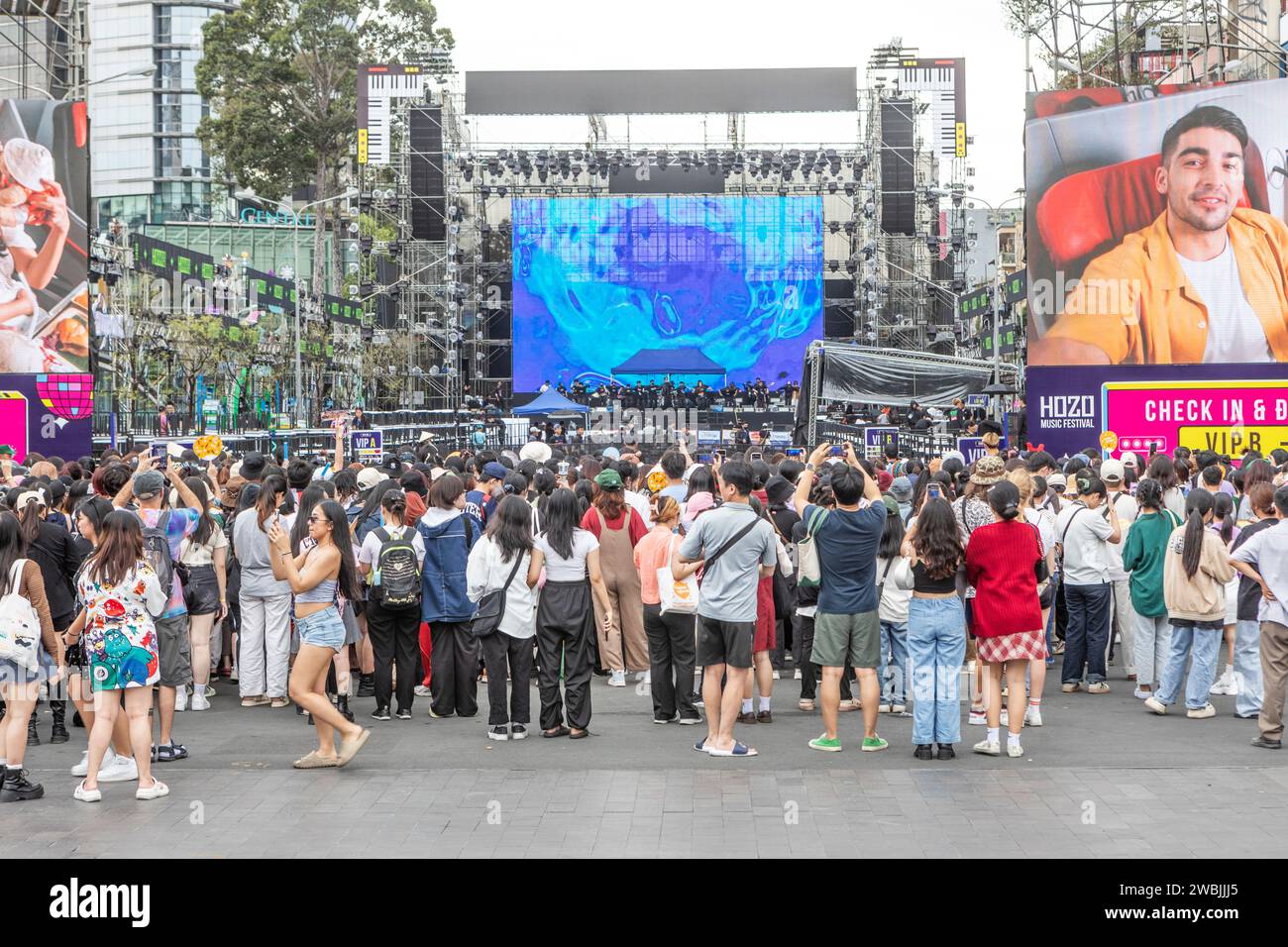 Des jeunes regardent un groupe pop au festival de musique HOZO à Ho Chi Minh-ville, Vietnam. Banque D'Images