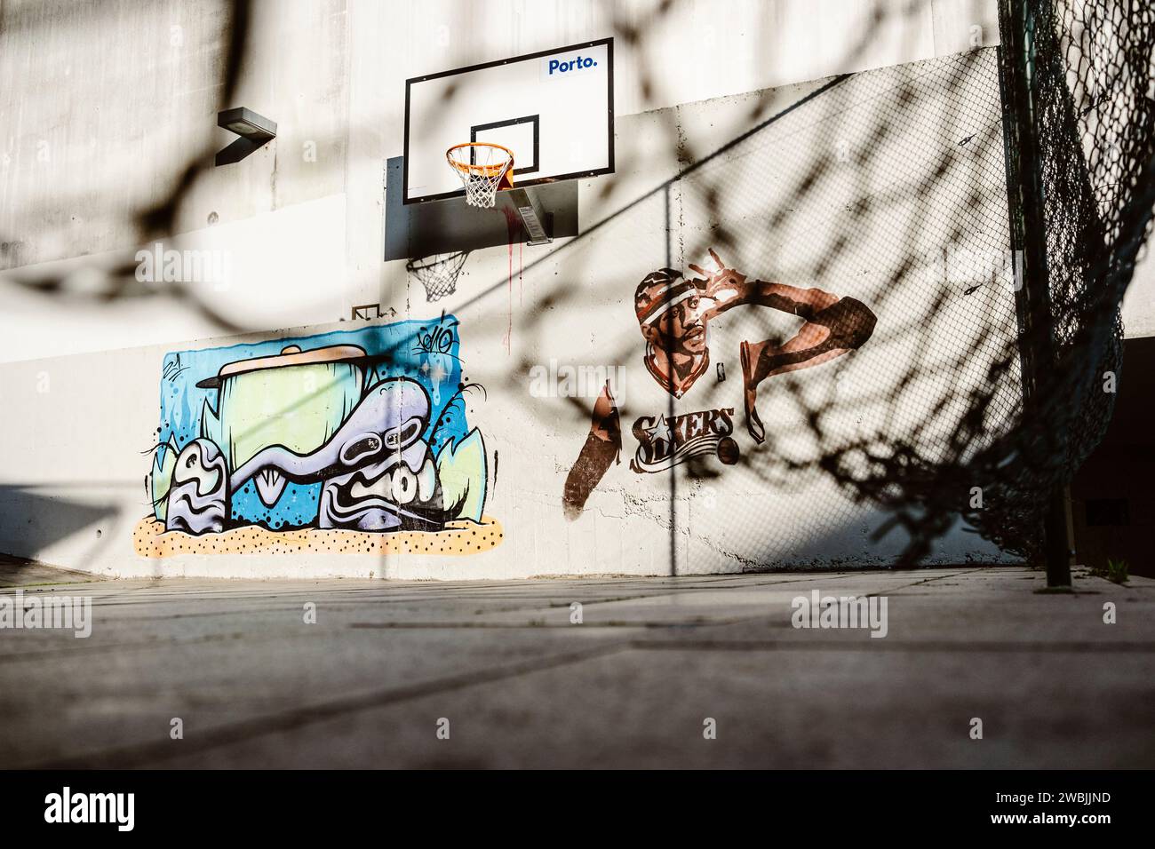 17 avril 2023 - Porto, Portugal : beau Street art, peintures murales sur terrain de jeu Banque D'Images