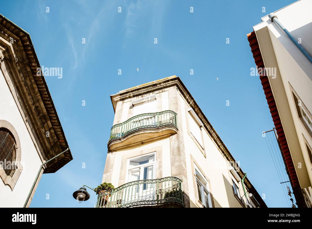 Vue intéressante de l'architecture de Porto - regardant vers le ciel bleu, Portugal Banque D'Images