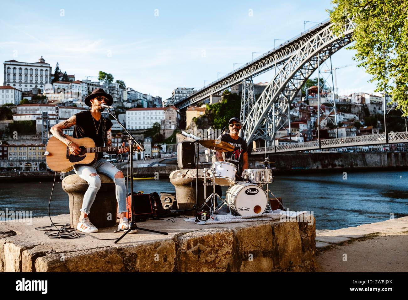 17 avril 2023 - Porto, Portugal : orchestre de rue jouant au bord de la rivière de Porto touristique Banque D'Images