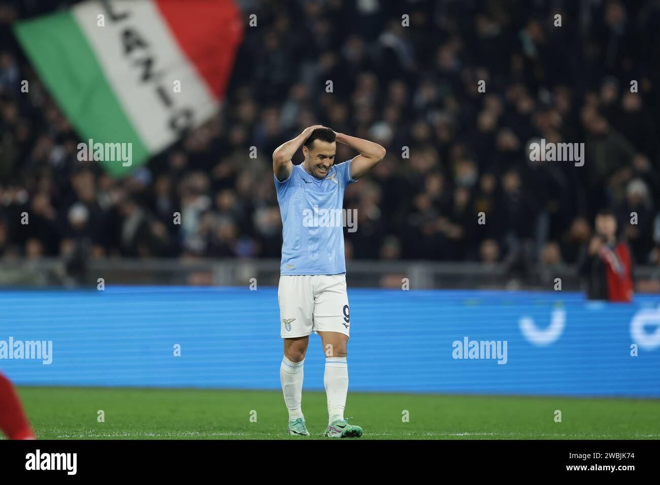 L'attaquant espagnol Pedro de Lazio semble abattu lors du match de football de quart de finale de la coupe d'italie SS Lazio vs AS Roma au stade Olimpico le 10 janvier 2024, à Rome. Banque D'Images L'attaquant espagnol Pedro de Lazio semble abattu lors du match de football de quart de finale de la coupe d'italie SS Lazio vs AS Roma au stade Olimpico le 10 janvier 2024, à Rome. Banque D'Images