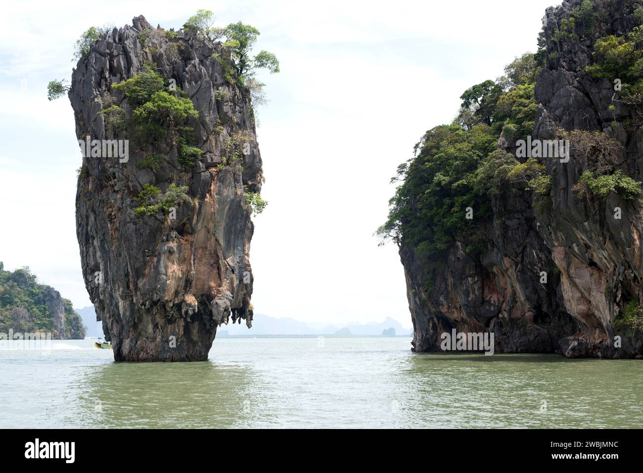 Ko Ta pu, Ko Tapu ou Khao Ta pu (ou James Bond Island) est une petite île à tour karstique. Khao Phing Kan, parc national marin d'Ao Phang Nga, Thaïlande. Banque D'Images