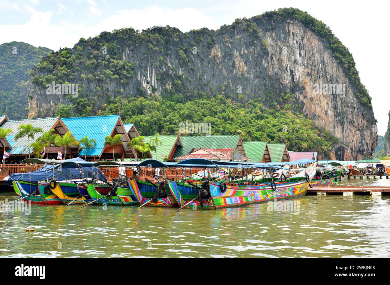 Koh Panyi, Koh Panyee ou Ko Panyi est un village de pêcheurs musulman construit sur pilotis. Baie de Phang Nga, Thaïlande. Banque D'Images