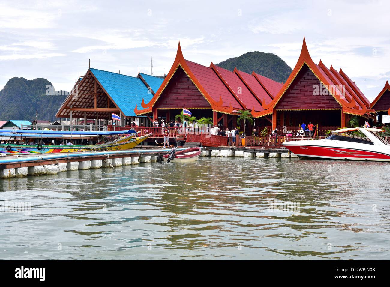 Koh Panyi, Koh Panyee ou Ko Panyi est un village de pêcheurs musulman construit sur pilotis. Baie de Phang Nga, Thaïlande. Banque D'Images
