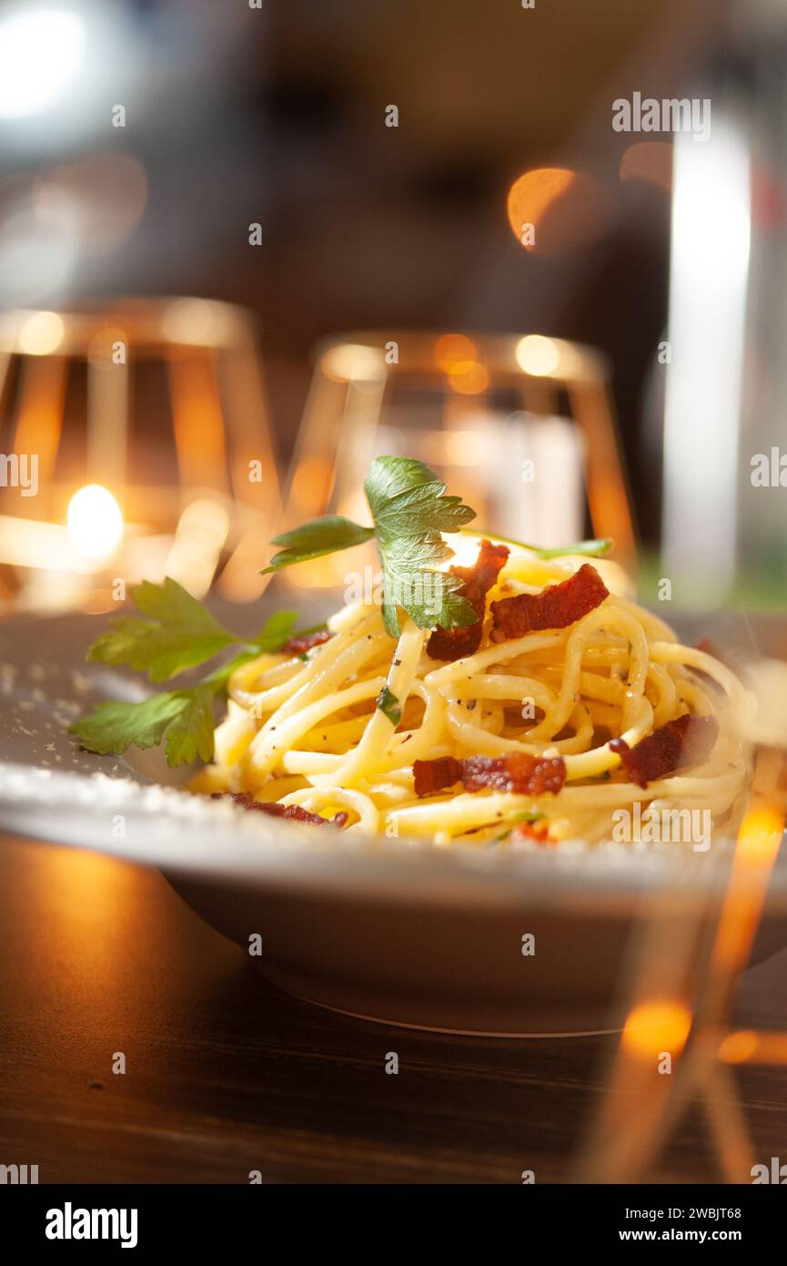 Une assiette de spaghetti sur une table blanche Banque D'Images