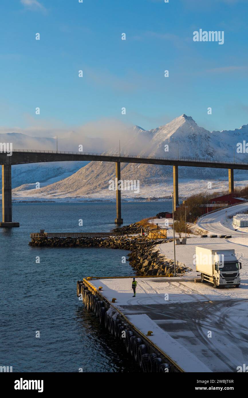 Pont de Andøy à Risoyhamn, Norvège, Scandinavie, Europe en octobre - le pont relie l'île de Andøya à l'île voisine de Hinnøya Banque D'Images