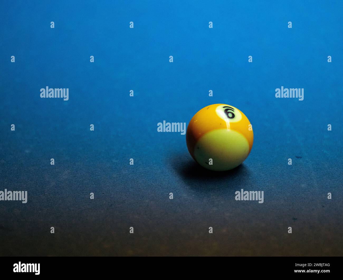 Gros plan de boules de billard colorées sur la table de billard bleue à la lumière du jour Banque D'Images
