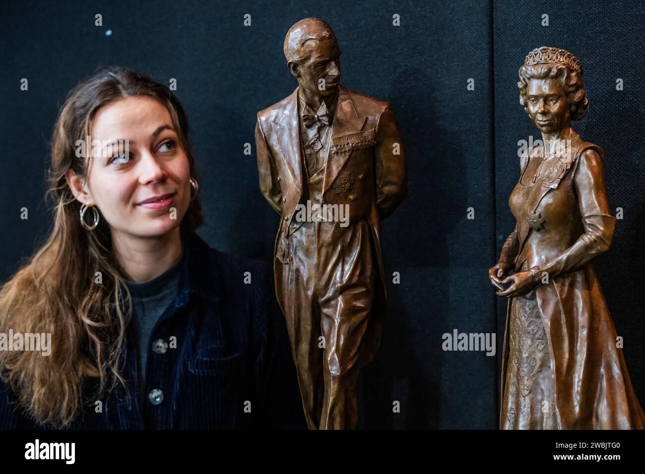 Londres, Royaume-Uni. 11 janvier 2024. La boursière du Queen Elizabeth Scholarship Trust, Poppy Field, montre ses maquettes de bronze de ses monuments Royal Albert Hall de la Reine Elizabeth II et du Prince Philip, qui ont été dévoilés par HM King Charles III et la Reine Camilla en novembre - le Mayfair antiques & Fine Art Fair, London Marriott Hotel Grosvenor Square. Crédit : Guy Bell/Alamy Live News Banque D'Images