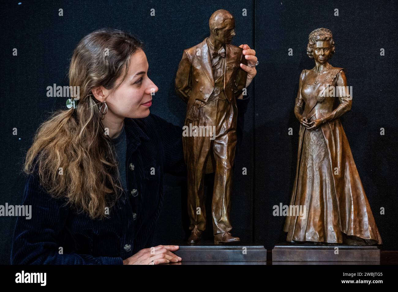 Londres, Royaume-Uni. 11 janvier 2024. La boursière du Queen Elizabeth Scholarship Trust, Poppy Field, montre ses maquettes de bronze de ses monuments Royal Albert Hall de la Reine Elizabeth II et du Prince Philip, qui ont été dévoilés par HM King Charles III et la Reine Camilla en novembre - le Mayfair antiques & Fine Art Fair, London Marriott Hotel Grosvenor Square. Crédit : Guy Bell/Alamy Live News Banque D'Images