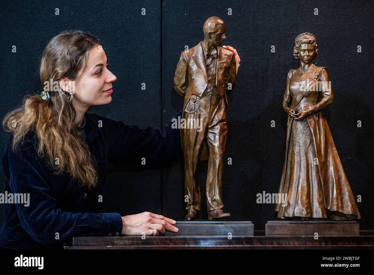 Londres, Royaume-Uni. 11 janvier 2024. La boursière du Queen Elizabeth Scholarship Trust, Poppy Field, montre ses maquettes de bronze de ses monuments Royal Albert Hall de la Reine Elizabeth II et du Prince Philip, qui ont été dévoilés par HM King Charles III et la Reine Camilla en novembre - le Mayfair antiques & Fine Art Fair, London Marriott Hotel Grosvenor Square. Crédit : Guy Bell/Alamy Live News Banque D'Images