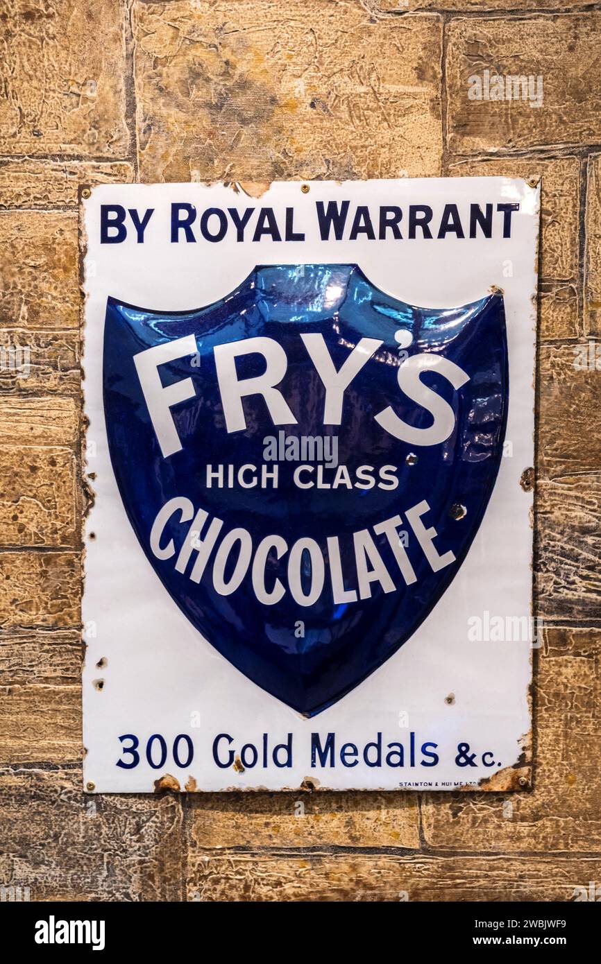 Un vieux panneau en métal émaillé annonçant Fry's High Class Chocolate. Banque D'Images
