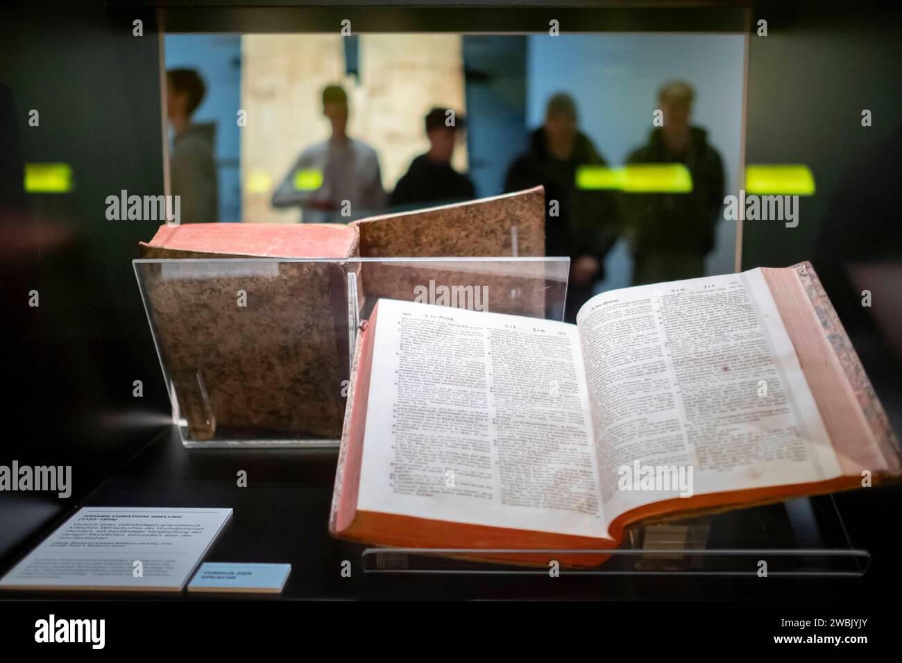 DAS Deutsche Romantik-Museum in Frankfurt am main zeigt Portraets, Buecher und Handschriften, die zeitgleich mit Johann Wolfgang von Goethes 1749 bis 1832 Buch Die Leiden des jungen Werthers 1774 entstanden sind. Mit der Schau wolle man deutlich machen, in welchem Umfeld der Roman vor 250 Jahren seine gewaltige Wirkung entfalten konnte und zu einem grossen Publikumserfolg wurde, sagte Kurator Johannes Saltzwedel. Die Ausstellung Werthers Welt - Das Werther-Jahr 1774 basiert auf Saltzwedels gleichnamigen Buch und ist bis zum 30. Dezember zu sehen. Im Foto vom 11.01.2024 : Pressevorbesichtigung. Banque D'Images