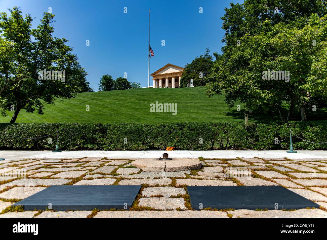 Les deux tombes de John F. Kennedy et de sa femme avec la flamme éternelle au mémorial du cimetière militaire national d'Arlington à Washington DC, (États-Unis). Banque D'Images