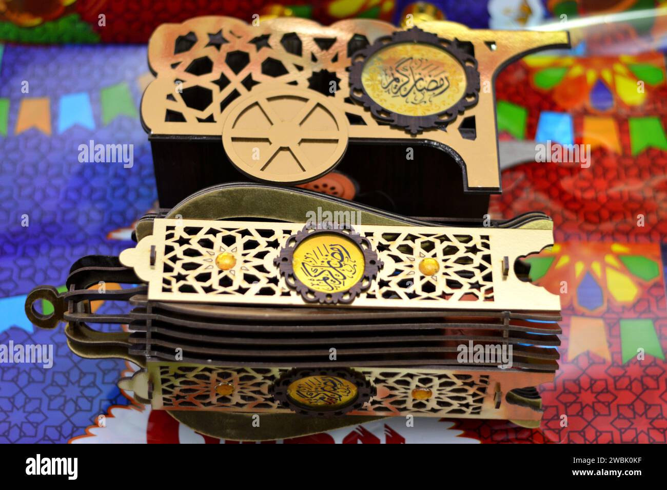 Traduction du texte arabe (Ramadan Kareem ou Happy Generous Ramadan), chariot de fava décoratif Ramadan avec récipient de pot de haricots et lampe Fanous lan Banque D'Images