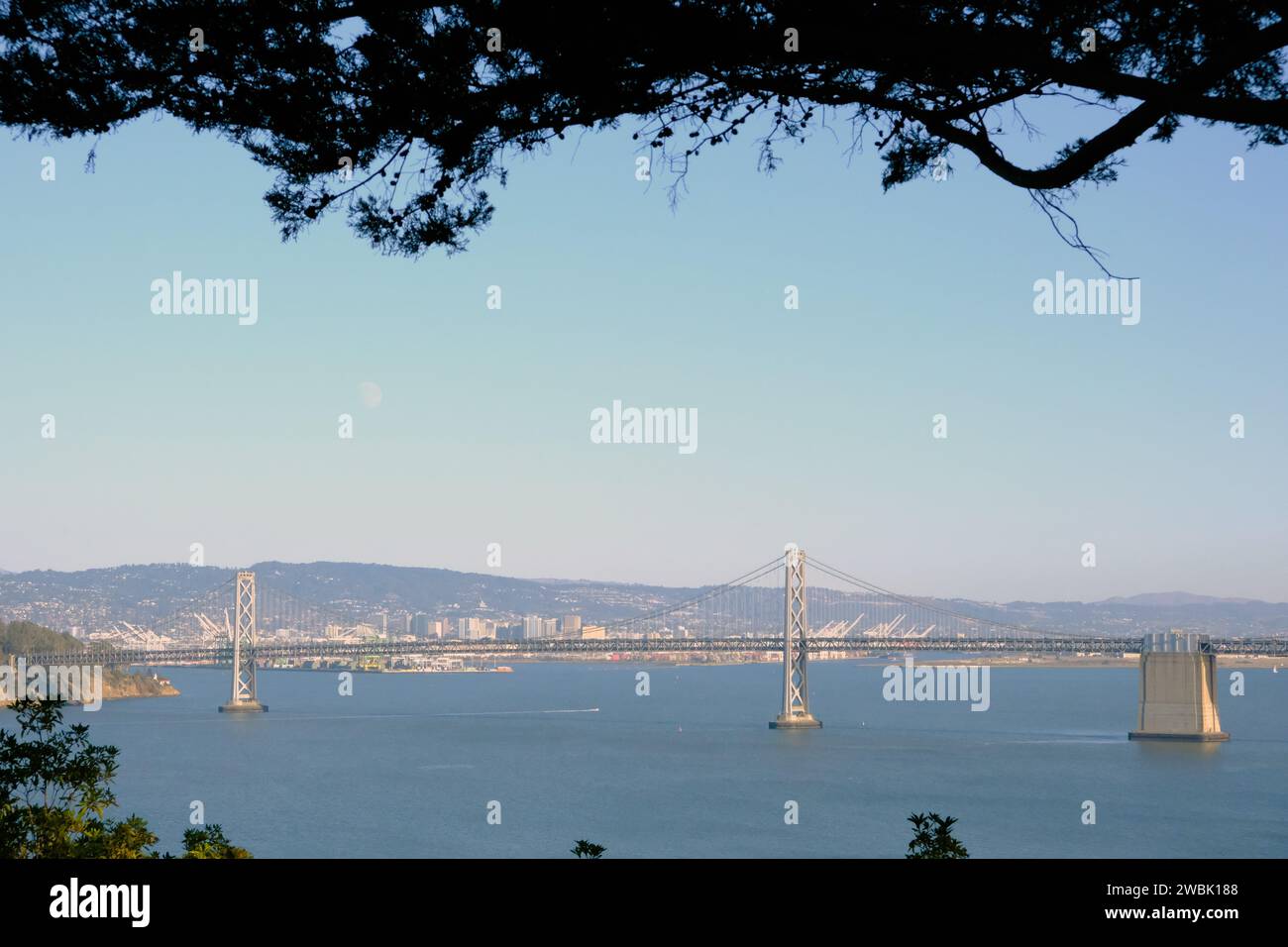 Vue sur Bay Bridge depuis la colline, San Francisco, Californie, États-Unis Banque D'Images
