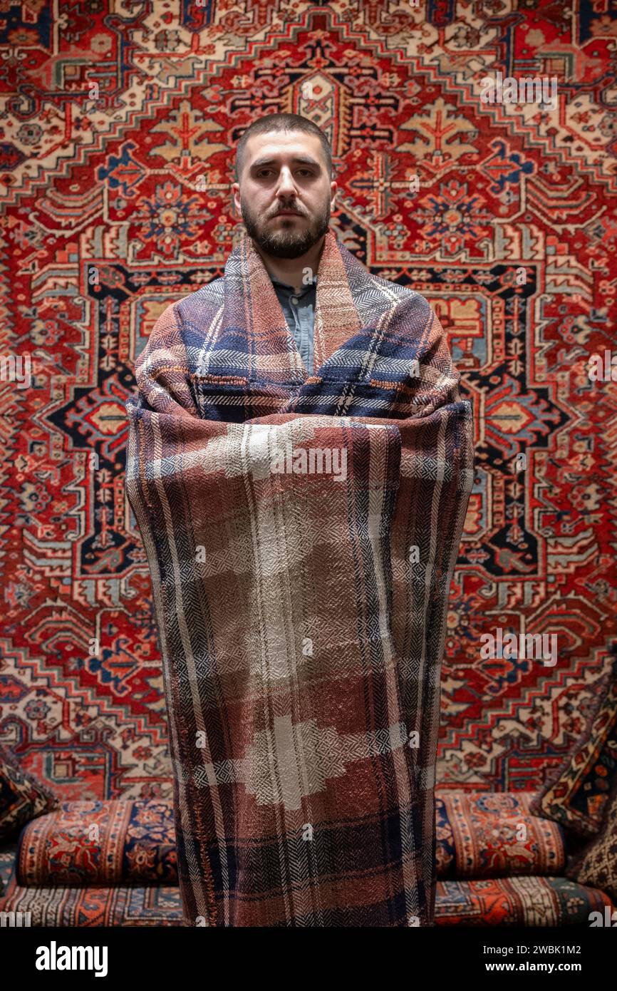 Londres ; Royaume-Uni ; 11 janvier ; 2024. Le Mayfair Antiquités & Fine Art Fair ouvre ses portes à l’hôtel Marriott de Grosvenor Square du 11-14 au 27 janvier Les points forts incluent : sur le stand Oriental Rug Shop, un Illam Moj persan, circa 1930, utilisé comme drapé par un matin froid. Crédit : Malcolm Park/Alamy Live News Banque D'Images