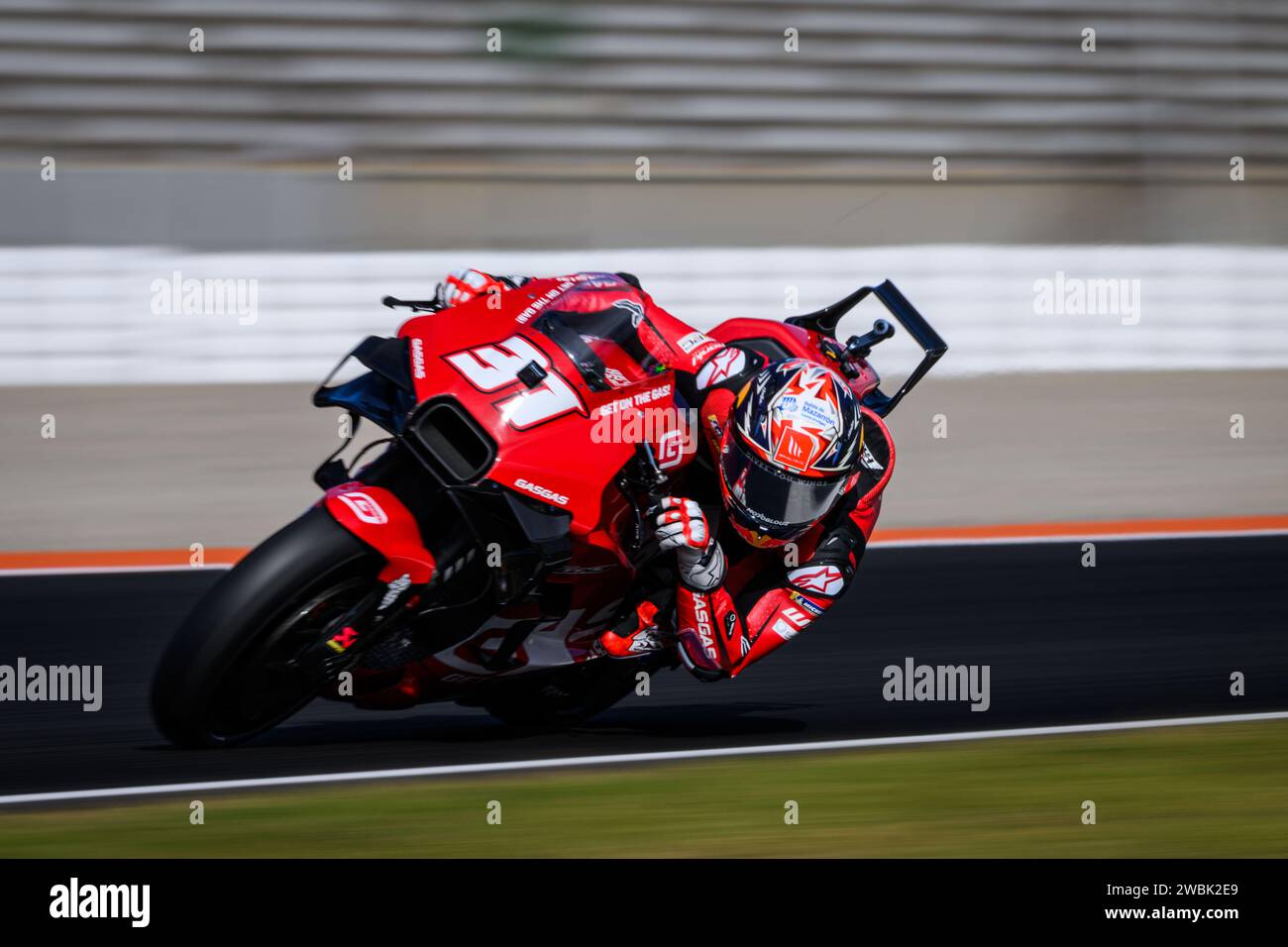 Le pilote espagnol de MotoGP Pedro Acosta s'entraîne au Test 2024 sur l'équipe GasGas Factory Racing Teach3 sur le circuit de Valence. Banque D'Images