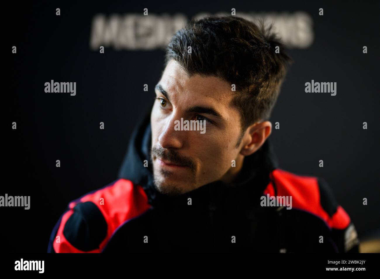 Portrait du pilote espagnol MotoGP Maverick Viñales de l'écurie Aprilia Racing lors de la conférence de presse après le Grand Prix Motul de Valence, Espagne. Banque D'Images