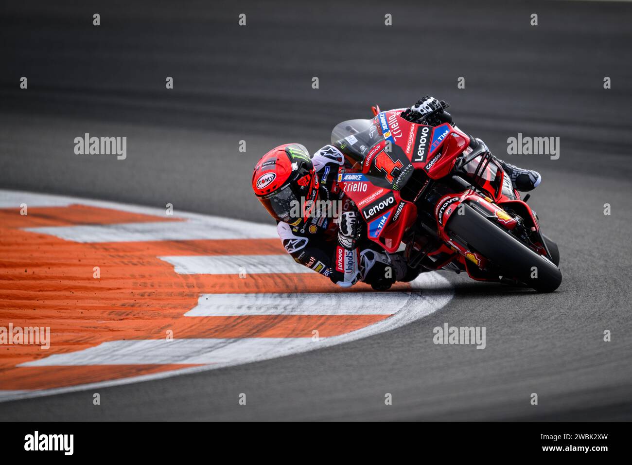 Le pilote italien MotoGP n°1 Francesco Bagnaia s'entraîne au Test 2024 sur l'équipe officielle Ducati Lenovo sur le circuit de Valence, en Espagne Banque D'Images