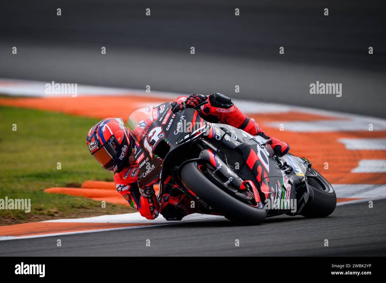 Le pilote espagnol de MotoGP Maverick Vinales s'entraîne au Test 2024 sur l'écurie Aprilia Racing sur le circuit de Valence, en Espagne Banque D'Images