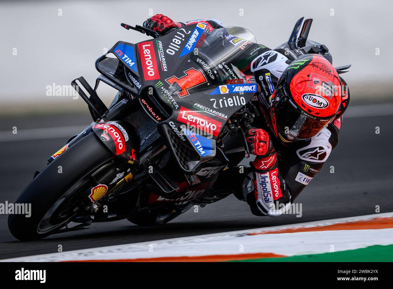 Le pilote italien MotoGP n°1 Francesco Bagnaia s'entraîne au Test 2024 sur l'équipe officielle Ducati Lenovo sur le circuit de Valence, en Espagne Banque D'Images