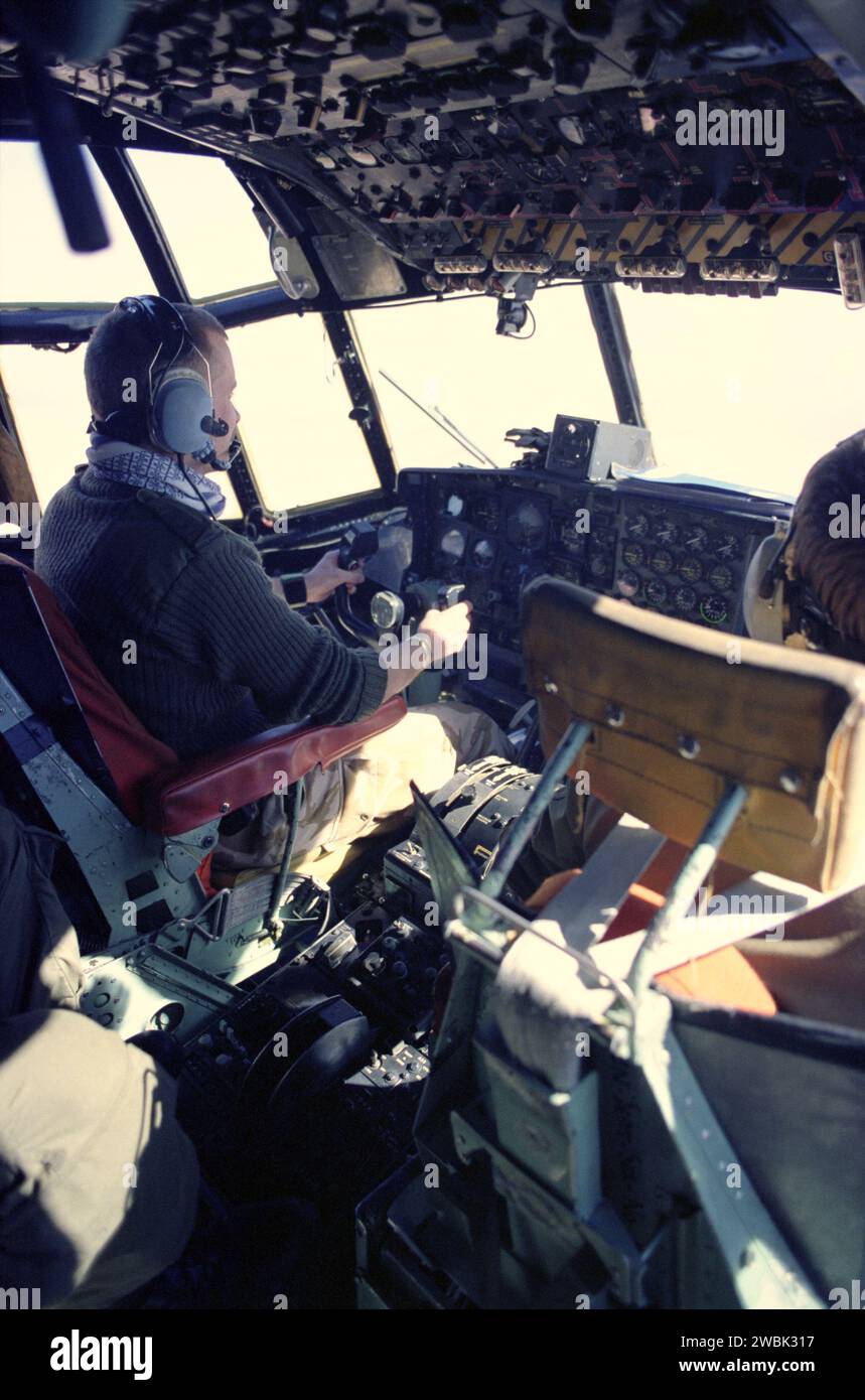29 janvier 1991 le poste de pilotage d'un avion de la RAF C130 Hercules, en route de Tabuk en Arabie Saoudite à Riyad pendant la guerre du Golfe. Banque D'Images
