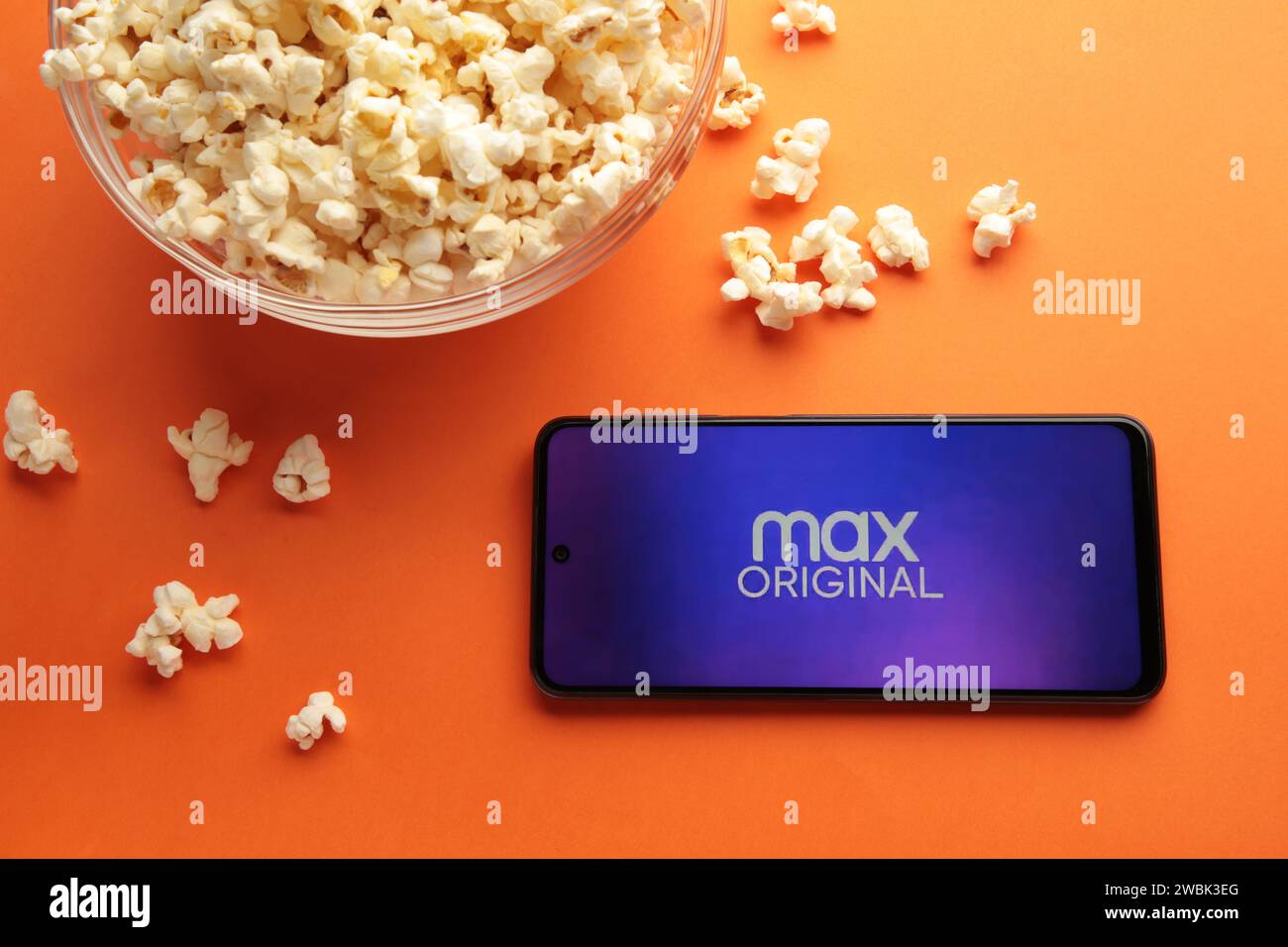 Application HBO Max sur l'écran du smartphone sur fond orange. App pour films et séries TV via streaming. Nikolaev, Ukraine - 20 novembre 2021. Vue de dessus Banque D'Images