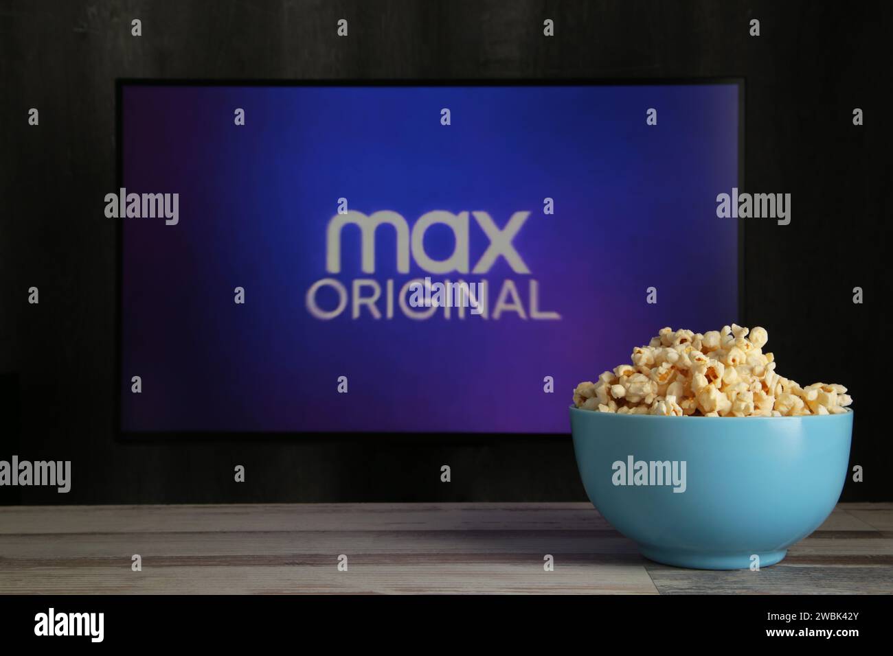 Nikolaev, Ukraine - 20 novembre 2021. Regarder la télévision HBO Max avec pop-corn. HBO Max un service d'abonnement de streaming vidéo en ligne. Vue de dessus. Banque D'Images