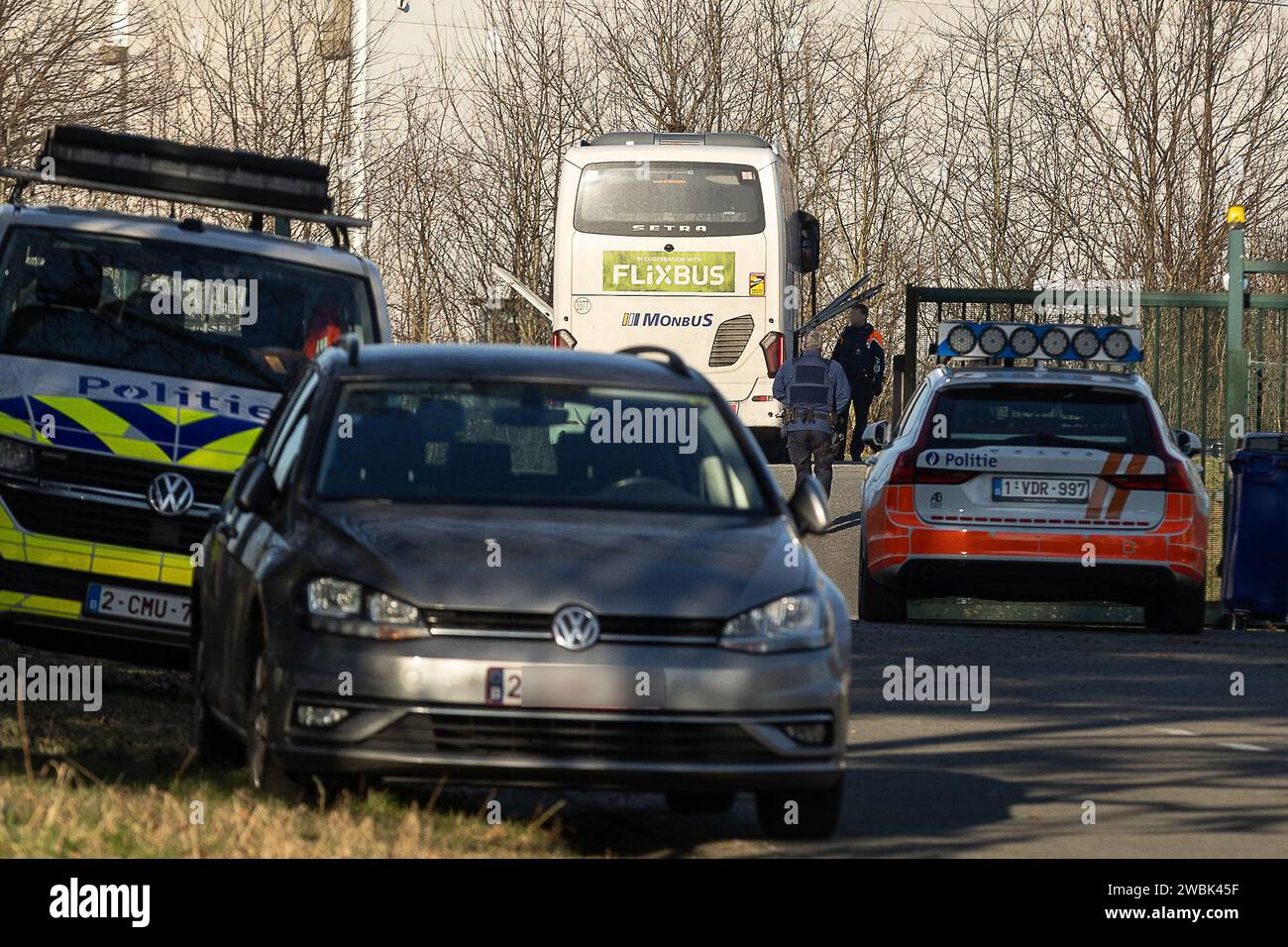 Wetteren, Belgique. 11 janvier 2024. L'illustration montre un Flixbus au poste de police de Wetteren, jeudi 11 janvier 2024. À Wetteren, en Flandre orientale, la police routière a arrêté un bus Flixbus jeudi matin après qu’un passager ait entendu plusieurs personnes parler d’avoir commis une attaque. Trois personnes ont été arrêtées et le bus est actuellement contrôlé. Le bus se rendait de Lille (France) à Bruxelles. BELGA PHOTO JAMES ARTHUR GEKIERE crédit : Belga News Agency/Alamy Live News Banque D'Images