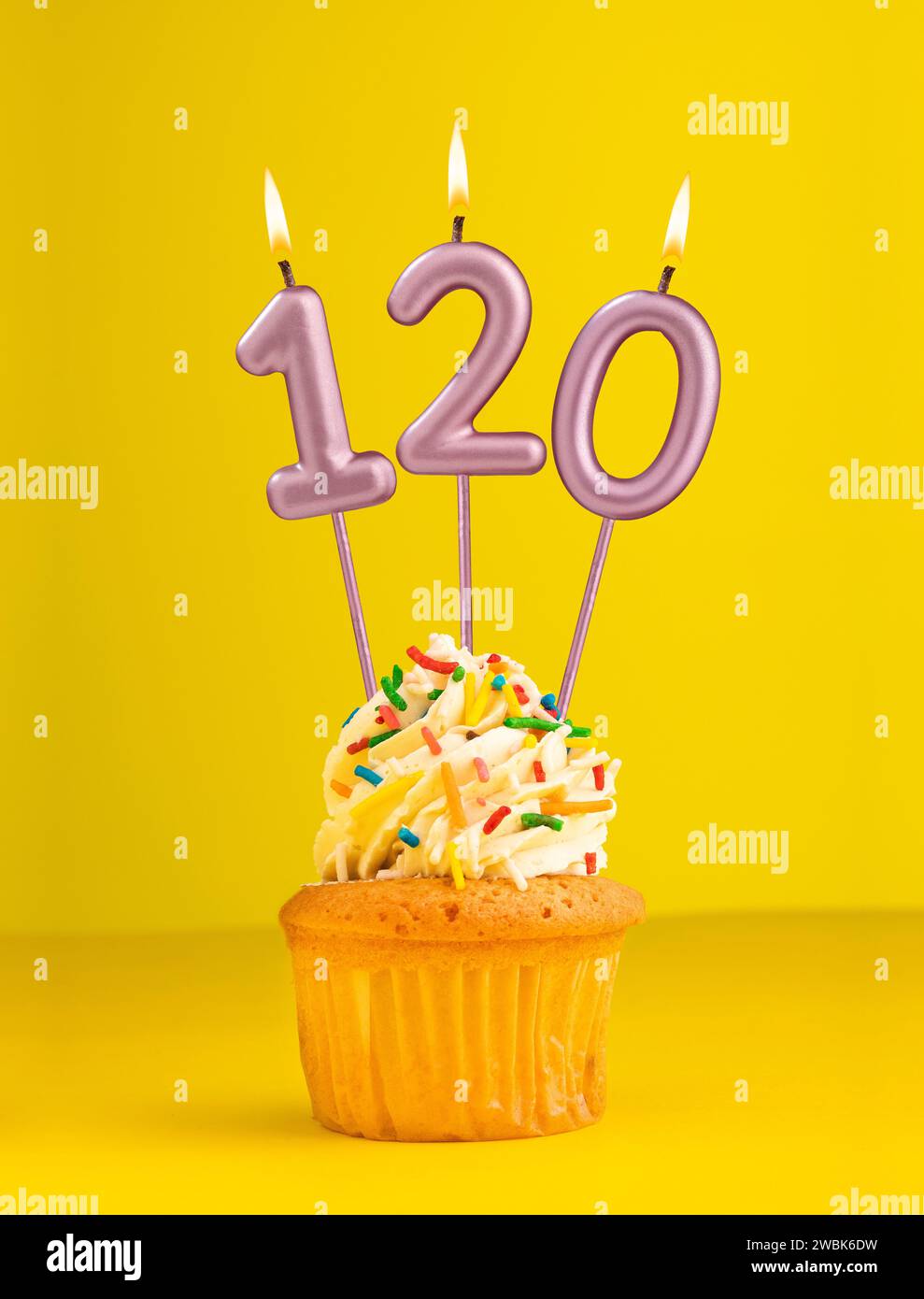 Bougie numéro 120 - conception de carte d'anniversaire sur fond jaune Banque D'Images