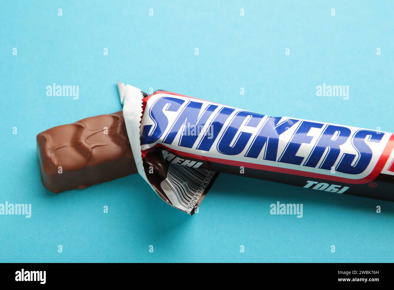 Nikolaev, Ukraine - 19 décembre 2021 barre de chocolat Snickers sur fond bleu. Snickers est une barre de chocolat de marque fabriquée par la société américaine M. Banque D'Images