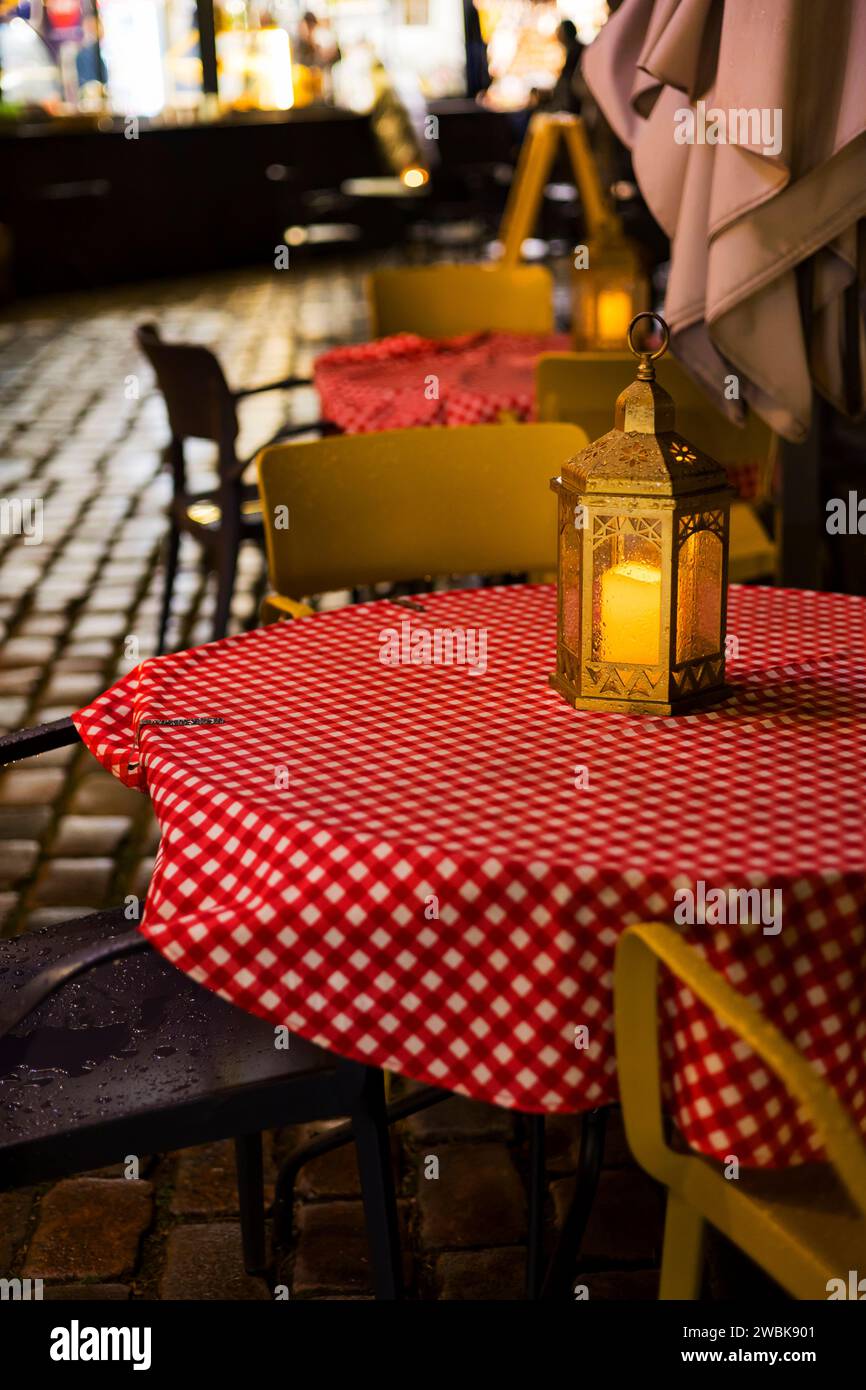 un restaurant ou un café. Tables et chaises dans le restaurant extérieur. Il n'y a pas de visiteurs au restaurant pour le dîner. Éclairage latéral confortable. Beau b Banque D'Images