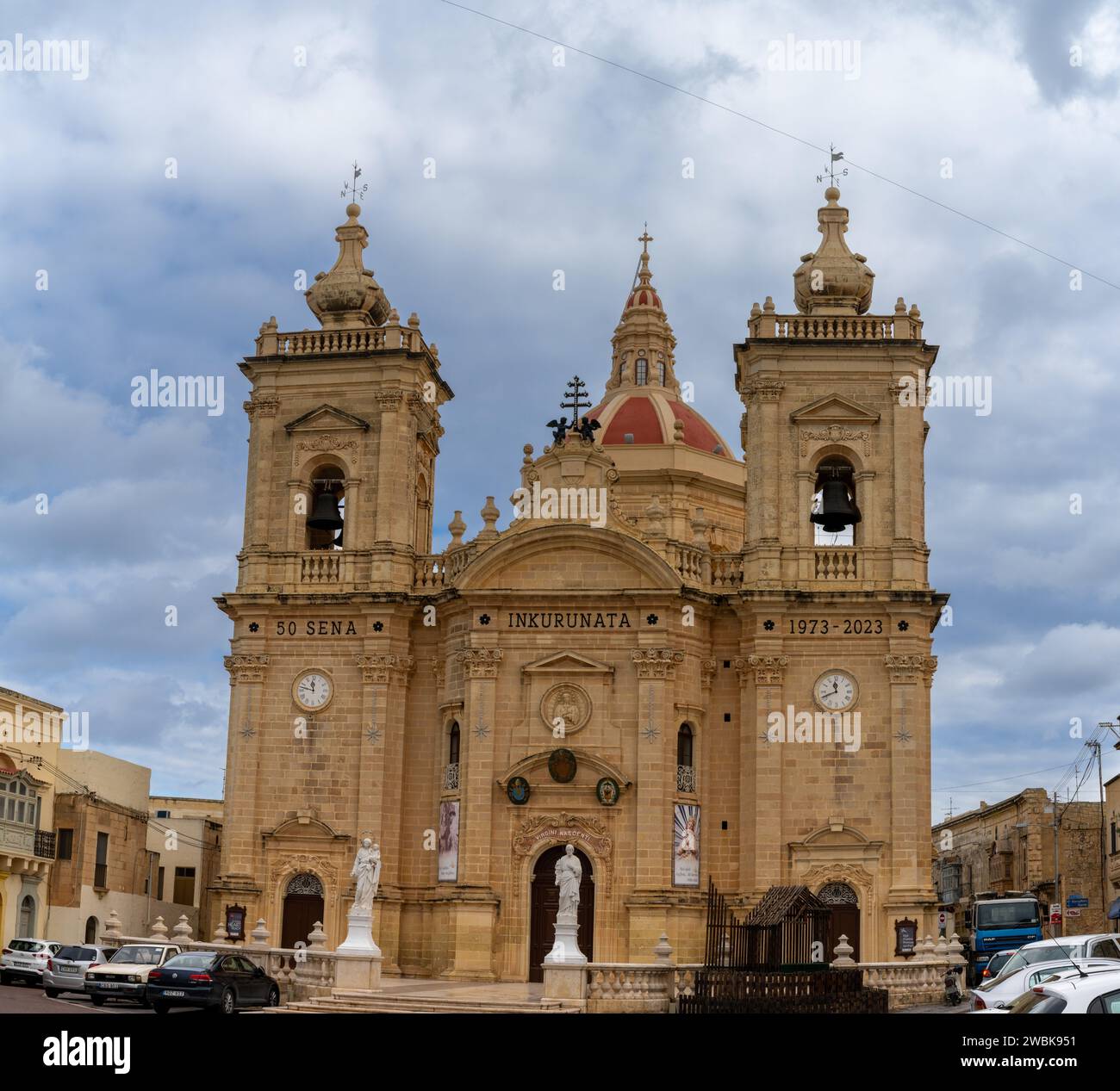 Xaghra, Malte - 20 décembre 2023 : vue de l'église paroissiale de Xaghra sur l'île de Gozo à Malte Banque D'Images