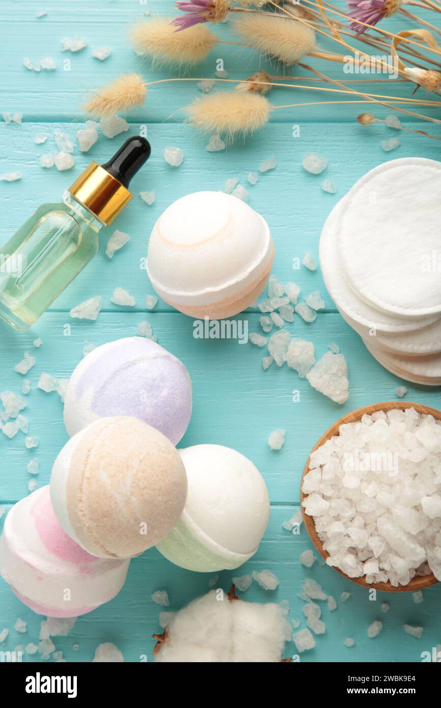 Bombes de bain d'arôme dans la composition de spa avec des fleurs sèches et du sel sur fond bleu. Vue de dessus Banque D'Images