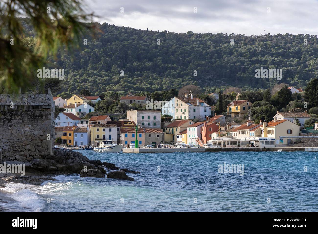 Rovenska, Croatie – 07 janvier 2024 : vue panoramique du port de la petite ville de Rovenska sur l’île de Losinj en Croatie Banque D'Images