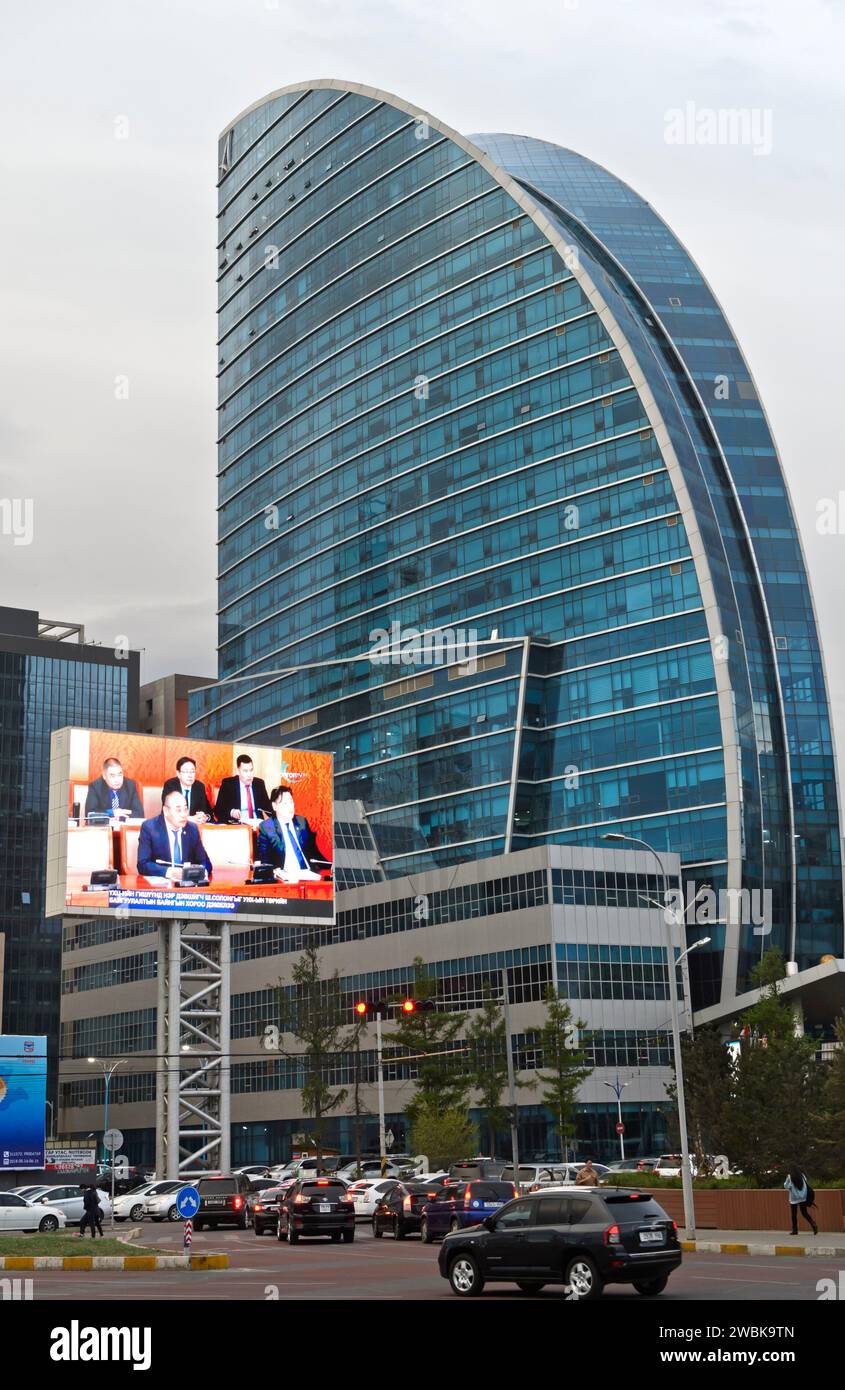 Grand écran montrant les nouvelles du soir à la télévision mongole sur la place Sukhbaatar en face de l'Hôtel Blue Sky, Oulan-Bator, Mongolie Banque D'Images