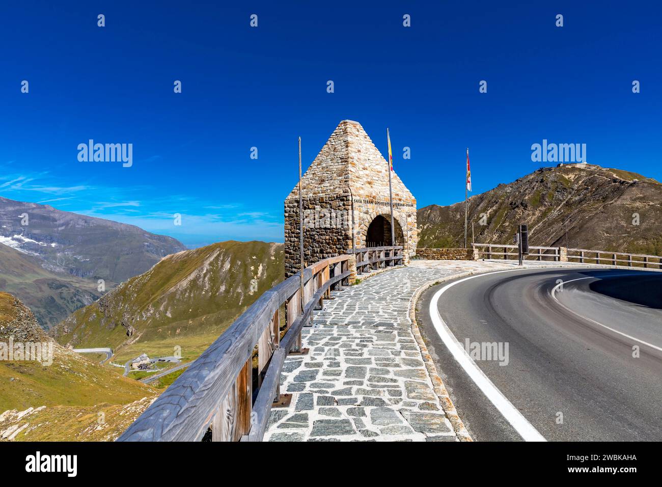 Panneau commémoratif à Fuschertörl, derrière Edelweisspitze, 2572 m, Grossglockner High Alpine Road, Hohe Tauern National Park, Autriche, Europe Banque D'Images