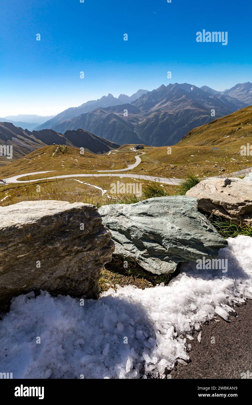 Neige sur le bord de la route, vue sur la route serpentine et le groupe Schober, Petzek, 3283 m, Klammerköpfe, 3155 m, Grossglockner High Alpine Road, Hohe Tauern National Park, Autriche, Europe Banque D'Images