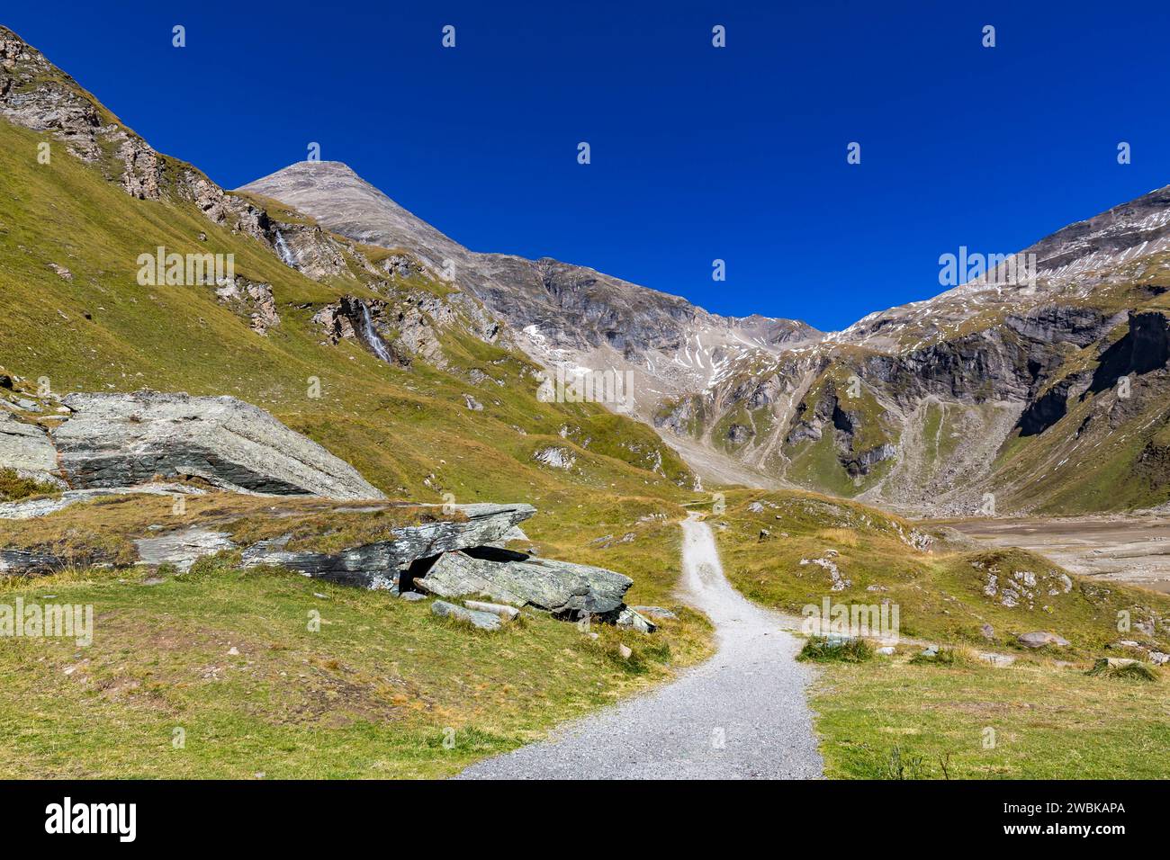 Chute d'eau au réservoir de Naßfeld sur la haute route alpine Grossglockner, Sinnwelleck, 3261 m, parc national Hohe Tauern, Autriche, Europe Banque D'Images