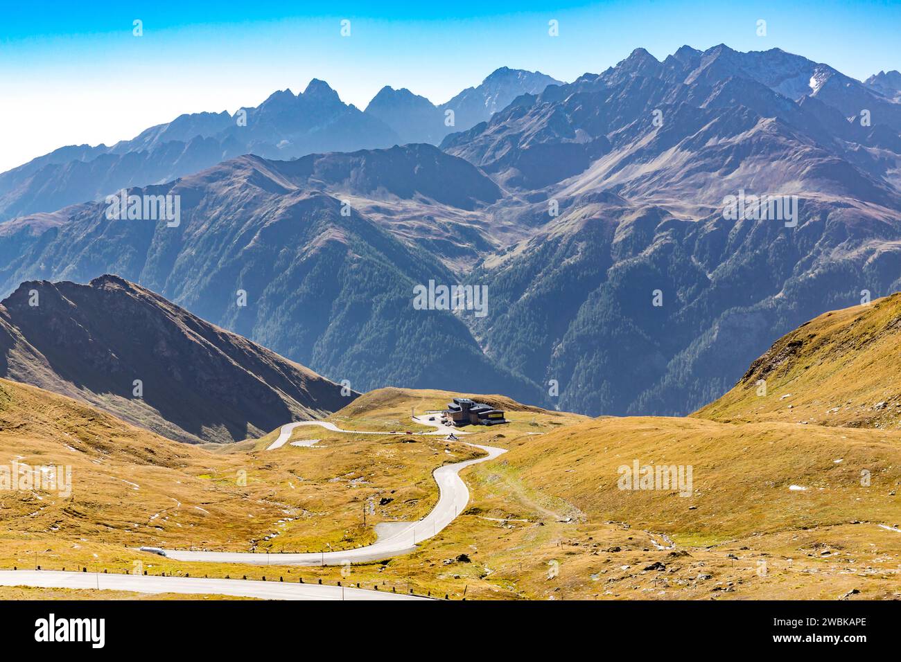 auberge de montagne Wallackhaus, vue sur la route serpentine et le groupe Schober, Petzek, 3283 m, Klammerköpfe, 3155 m, Grossglockner High Alpine Road, Hohe Tauern National Park, Autriche, Europe Banque D'Images
