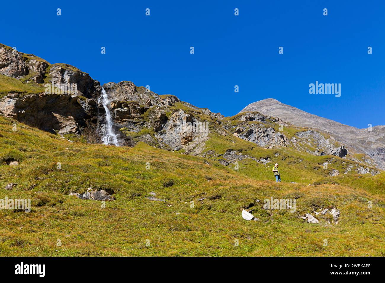 Randonneur, chute d'eau au réservoir de Naßfeld, derrière Sinnwelleck, 3261 m, Grossglockner High Alpine Road, parc national Hohe Tauern, Autriche, Europe Banque D'Images