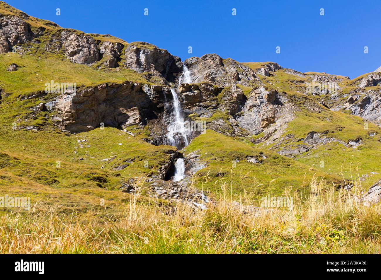Cascade au réservoir de Naßfeld sur la route des hautes Alpes Grossglockner, parc national Hohe Tauern, Autriche, Europe Banque D'Images