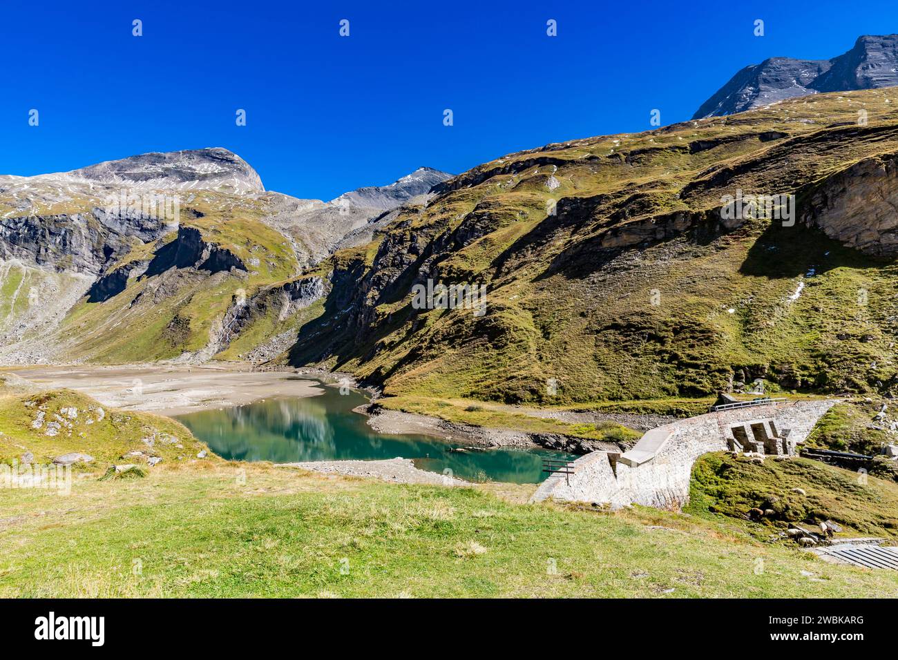 Barrage du réservoir Naßfeld, Schartenkopf 2857 m, Spielmann 3027 m, Racherin, 3092 m, et Untere Pfandlscharte, Grossglockner High Alpine Road, Hohe Tauern National Park, Autriche, Europe Banque D'Images