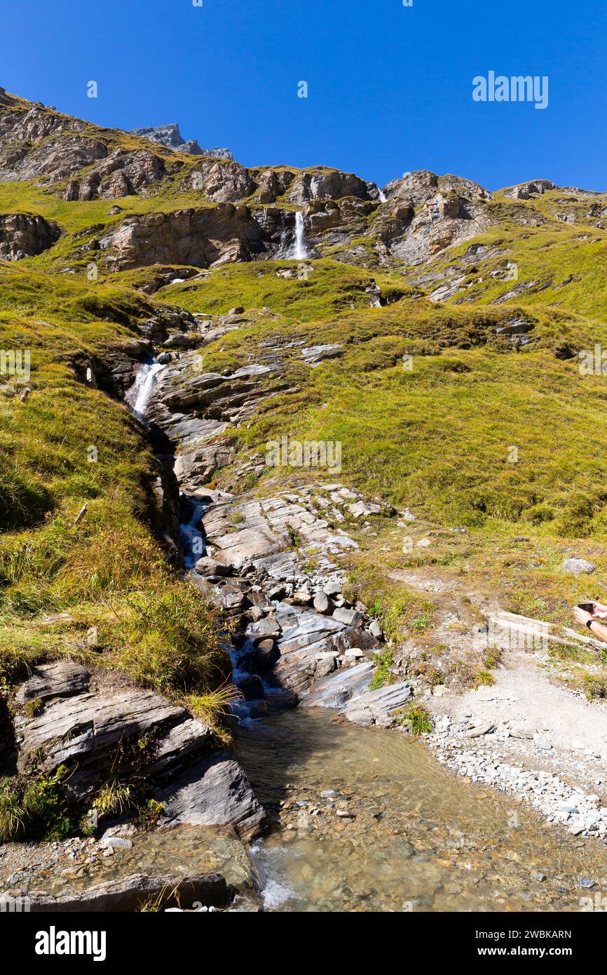 Cascade au réservoir de Naßfeld sur la route des hautes Alpes Grossglockner, parc national Hohe Tauern, Autriche, Europe Banque D'Images