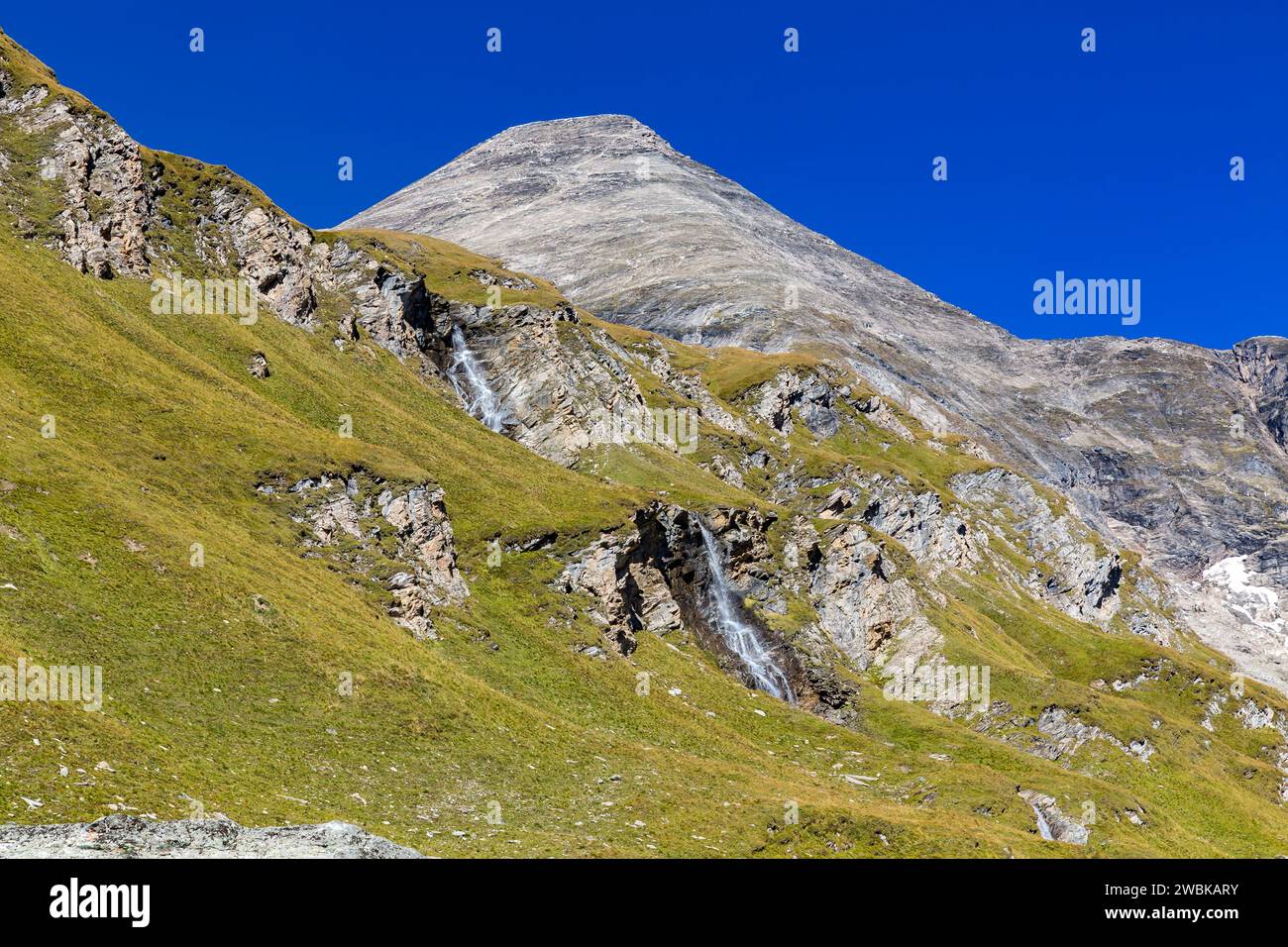 Chute d'eau au réservoir de Naßfeld sur la haute route alpine Grossglockner, Sinnwelleck, 3261 m, parc national Hohe Tauern, Autriche, Europe Banque D'Images